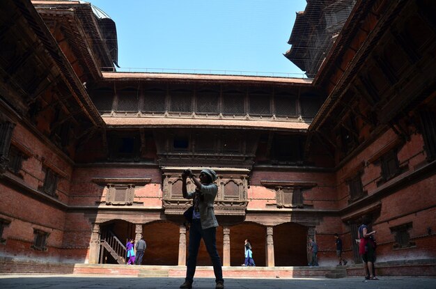 Tajlandzcy podróżnicy podróżują odwiedzić starożytną nepalską architekturę i antyczne stare ruiny nepalski budynek pałacu królewskiego w Basantapur Katmandu Durbar Square 29 października 2013 r. w Kathmandu Nepal