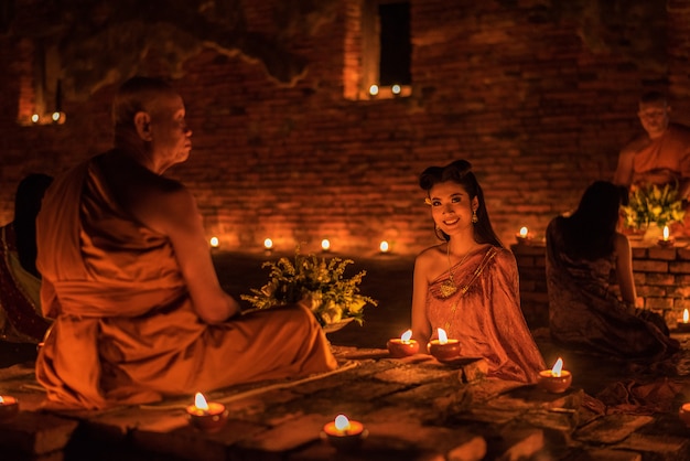 Tajlandzka dziewczyna w Tajlandzkim tradycyjnym kostiumu w świątyni przy nocą