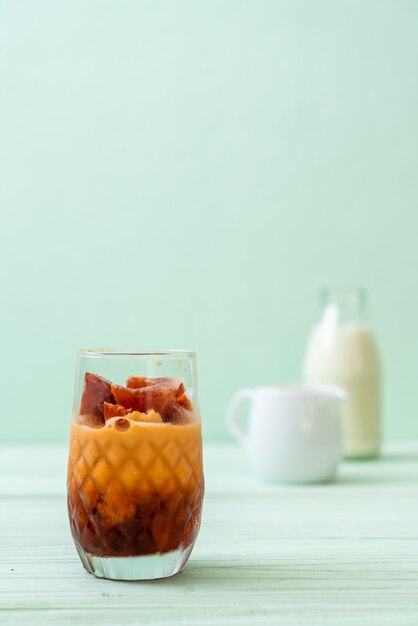 Zdjęcie tajlandzka herbaciana kostka lodu z mlekiem