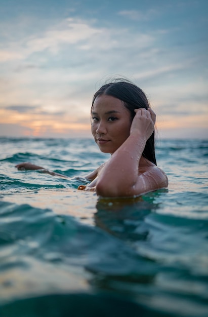 Tajlandzka w wodzie podczas zachodu słońca Koh Samui Tajlandia