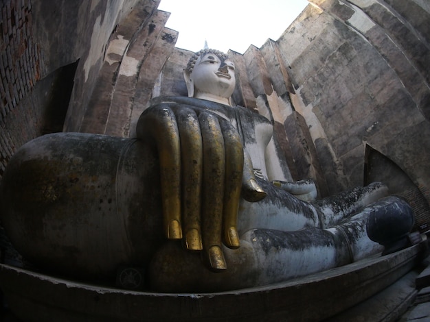 Zdjęcie tajlandzki buddyjski wizerunek przy wata si kmotra świątynią w sukhothai dziejowym parku