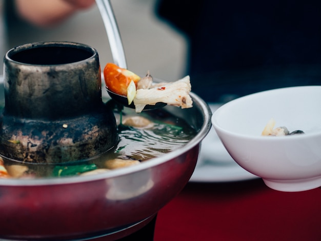 Tajlandzki jasny zupny korzenny Tom owoce morza w gorącym garnku yum.