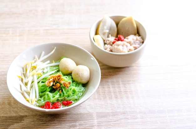 Tajlandzki Kluski Z Mięsną Piłką I Crispy Wieprzowiny Skórą Na Drewnianym Tle. Tajskie Jedzenie