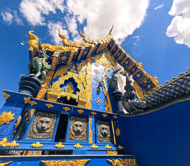 Zdjęcie tajlandzki pomnik drewniany architektura wat rong suea ten blue temple w chiang rai tajlandia