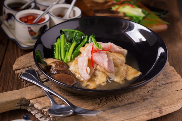 Tajlandzki popularny jedzenie Smażący duży kluski nakrywał Chińskiego kale