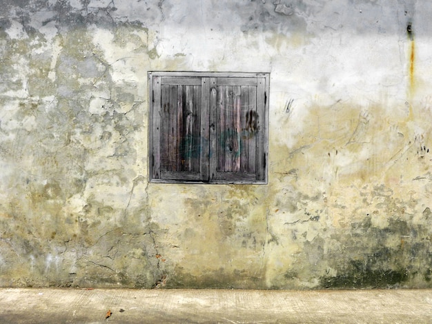 Tajlandzki stary drewniany drzwi z biel ścianą
