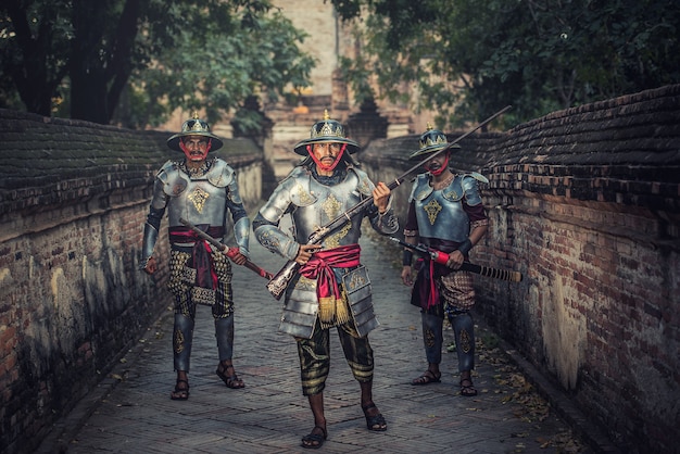 Zdjęcie tajlandzki wojownik w tradycyjnym przy ayutthaya dziejowym parkiem w ayutthaya, tajlandia