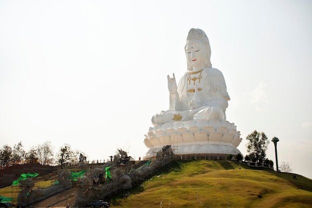 Tajowie i zagraniczni podróżnicy odwiedzają i szanują modlące się posągi Buddy i Guan yin w świątyni Wat Huay Pla Kang 22 lutego 2018 r. w Chiang Rai Tajlandia