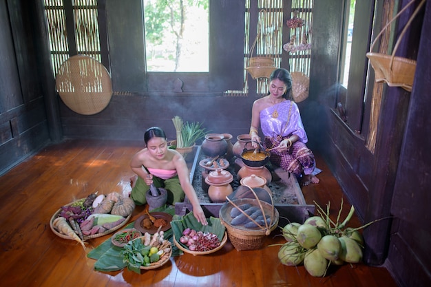 Tajska kobieta gotowania w tajskiej sukience retro