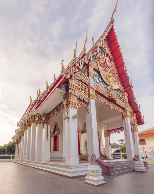 Tajska świątynia w mieście phuket wat mongkolnimit