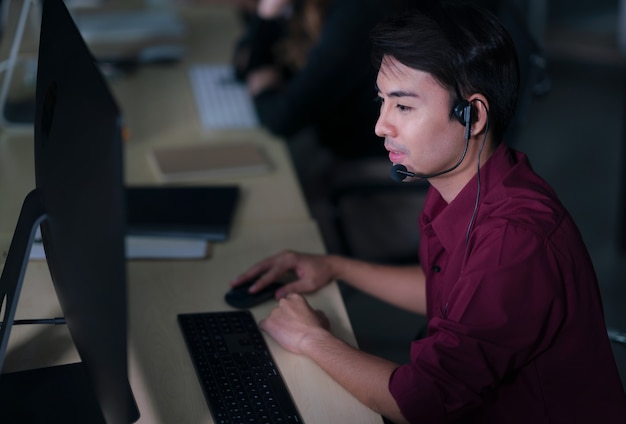Tajski Azjatycki Mężczyzna Obsługi Klienta Obsługują Operatorzy Pracujący Na Nocną Zmianę W Call Center
