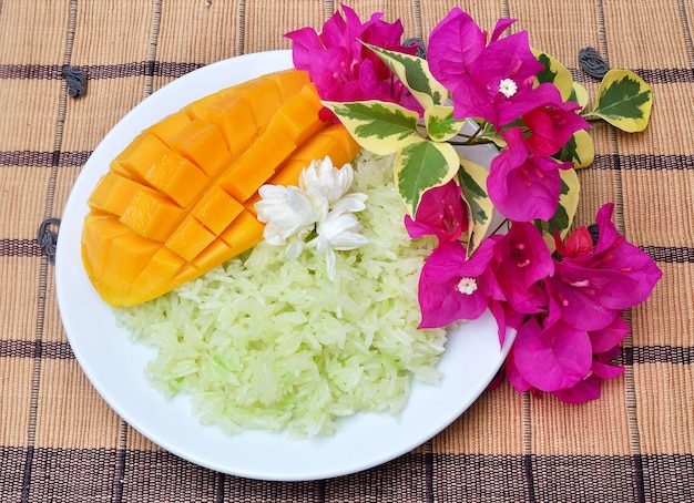 Zdjęcie tajski deser mango z kleistym ryżem
