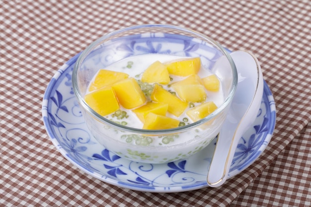 Tajski deser sago z mlekiem kokosowym i mango