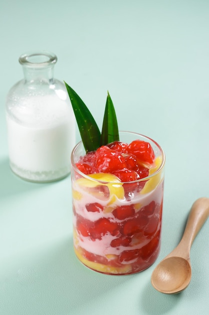Tajski deser zwany tubą Tim Krob lub tajlandzki czerwony rubinowy deser wykonany z kasztana wodnego