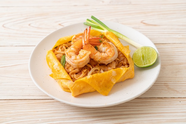 Tajski makaron smażony z krewetkami i jajkiem (Pad Thai) - po tajsku