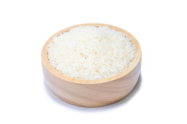 Tajski ryż jaśminowy w drewnianym kubku na białym tle
