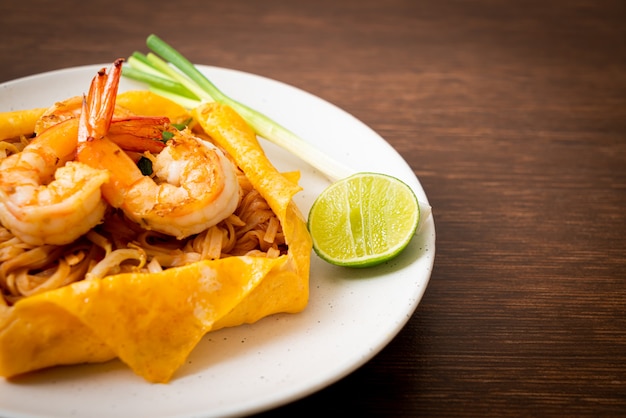 Tajski smażony makaron z krewetkami i zawijaniem jajek (Pad Thai) - po tajsku