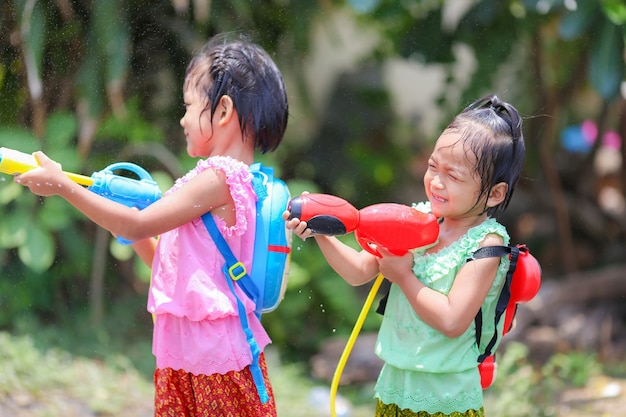 Tajskie Dziewczęta Dzieci Grające W Pistolety Wodne Na Festiwalu Songkran Z Tajskimi Strojami Z Epoki