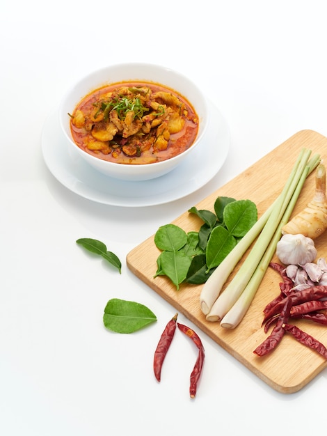 Tajskie jedzenie, curry z kurczaka Panang.