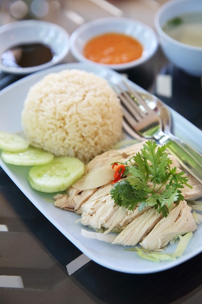 Tajskie jedzenie dla smakoszy kurczaka na parze z ryżem, khao mun kai w tle drewna
