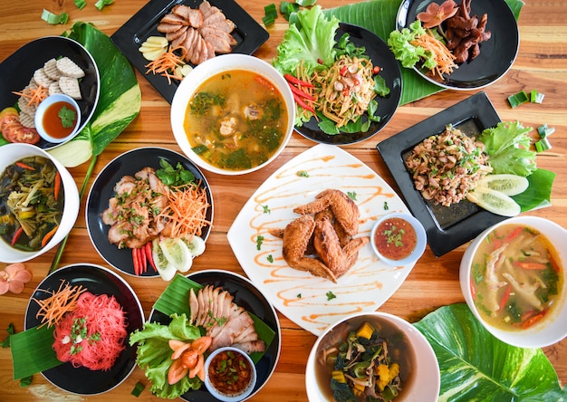 Tajskie jedzenie serwowane na stole Tradycyjne jedzenie na północny wschód Isaan pyszne na talerzu ze świeżymi warzywami.