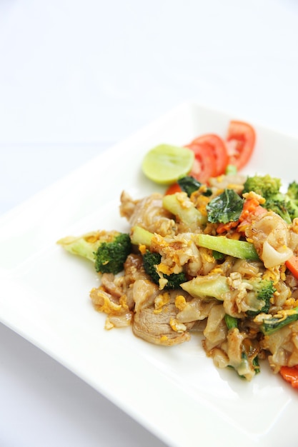 Tajskie jedzenie smażony makaron z jajkiem i wieprzowiną