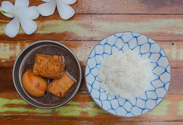 Zdjęcie tajskie jedzenie twardo gotowane jajka i tofus w słodkim brązowym sosie lub słodkim sosie z ryżem