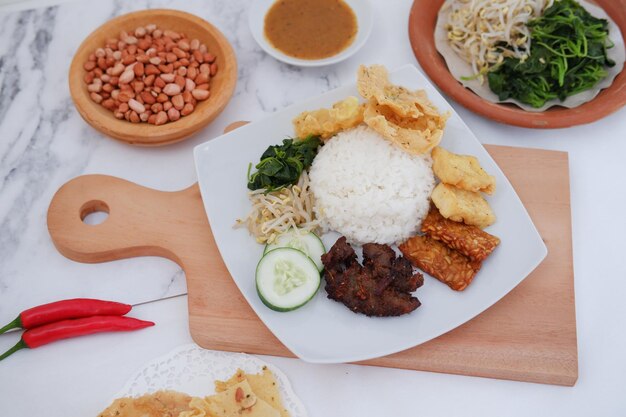 Tajskie jedzenie z ryżem, smażonym tofu, pastą krewetek, słodko- kwaśnym sosem.