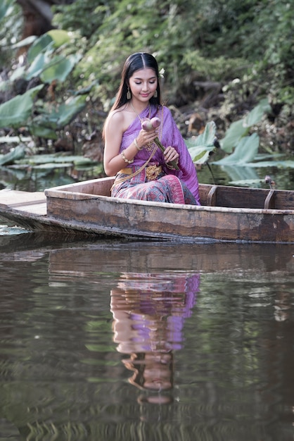 Zdjęcie tajskie kobiety ubrane w tradycyjne stroje z okresu ayutthaya
