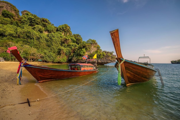 Tajskie łodzie typu longtail zaparkowane na wyspie Koh Hong w Tajlandii