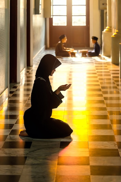 Zdjęcie tajskie muzułmanki z azji modlą się o błogosławieństwo boga, islam, prowincja songkhla w tajlandii.