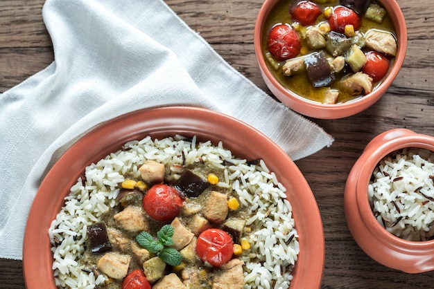 Tajskie zielone curry z kurczaka z mieszanką białego i dzikiego ryżu