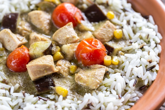 Tajskie zielone curry z kurczaka z mieszanką białego i dzikiego ryżu