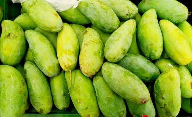 Tajskie zielone mango na świeżym rynku