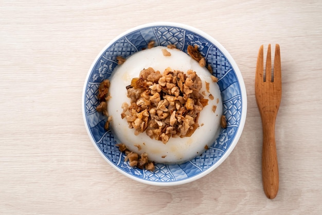 Tajwański pikantny pudding ryżowy Wa gui z posiekaną suszoną rzodkiewką i sosem sojowym
