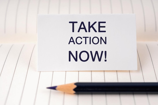 Take Action Now tekst na notatce papierowej