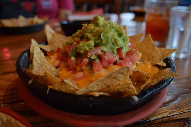 Zdjęcie talerz chipsów nachos z guacamole i chipsami