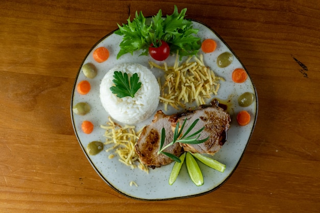 talerz jedzenia sałatka z mięsem ryżowym i ziemniakami na jednym talerzu kompletny posiłek