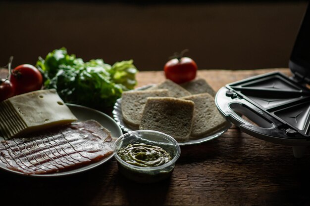 Talerz jedzenia z pomidorem na nim