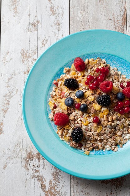 Talerz muesli z różnymi dzikimi jagodami