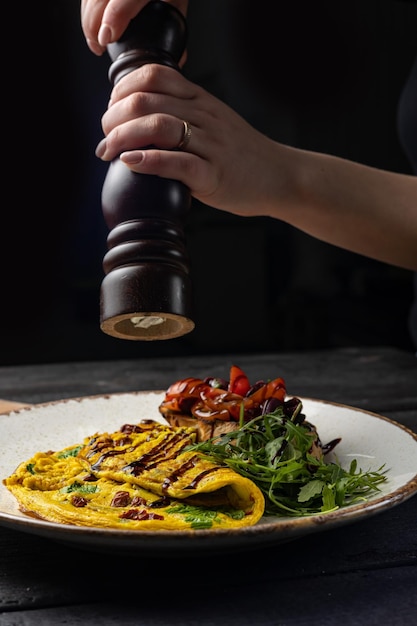 Talerz omletu na drewnianym stole