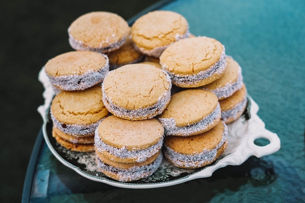 Talerz pełen alfajores skrobi kukurydzianej nadziewany dulce de leche Typowy deser południowoamerykański