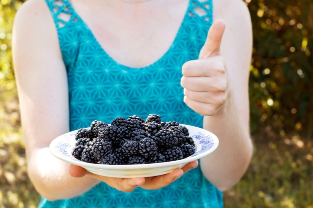 Talerz pełen świeżych organicznych jeżyn