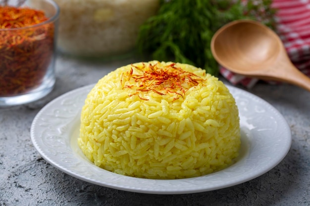 Talerz pilawu z ryżu szafranowego (turecka nazwa; safranli pilav)