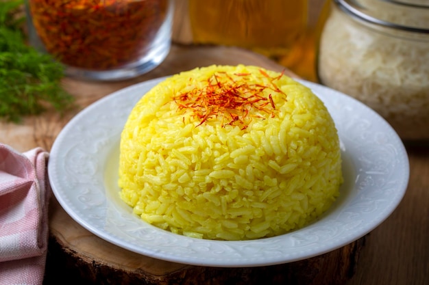 Talerz pilawu z ryżu szafranowego (turecka nazwa; safranli pilav)