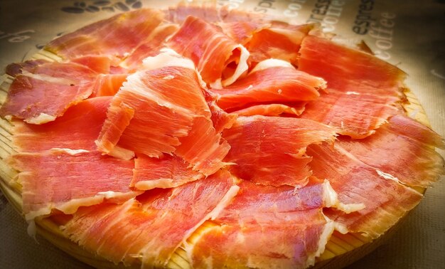 Talerz prosciutto na stole