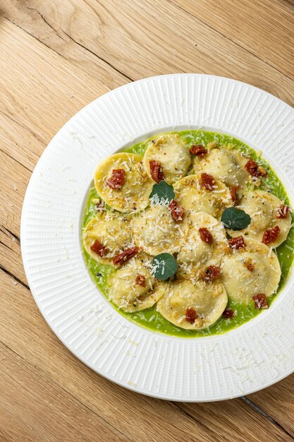 Talerz ravioli z zielonym sosem i parmezanem