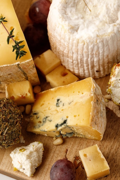 Talerz serów z bliska Pyszna mieszanka serów z serem Shropshire langre asiago gorgonzola shanklish