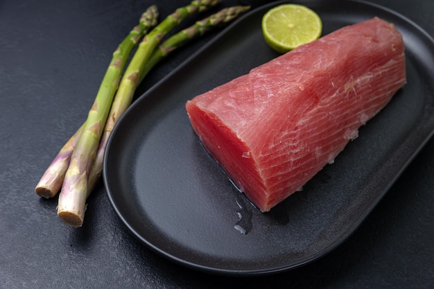 Talerz surowego tuńczyka ze szparagami i cytrynami