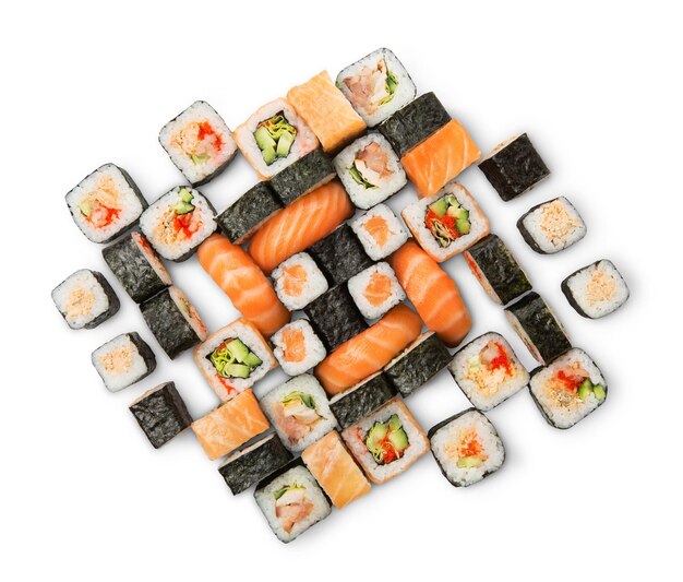 Talerz sushi na białym tle. Dostawa do japońskiej restauracji - maki, łosoś, philadelphia i california rolls duży zestaw imprezowy, widok z góry